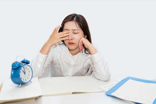 眼睛干涩视力模糊怎么解决，4个方面缓解眼睛干涩模糊